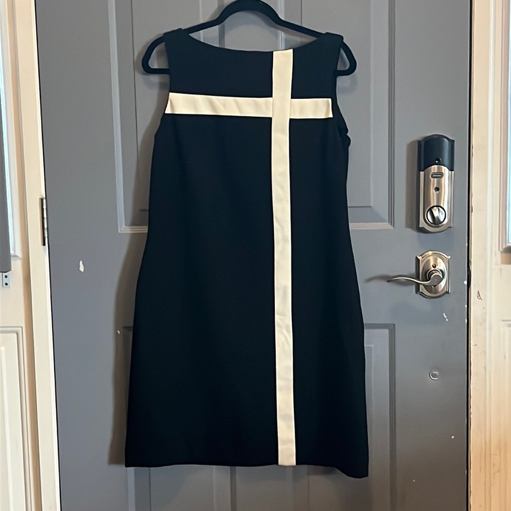 Chaps Women’s sleeveless black dress with white asymmetrical stripe